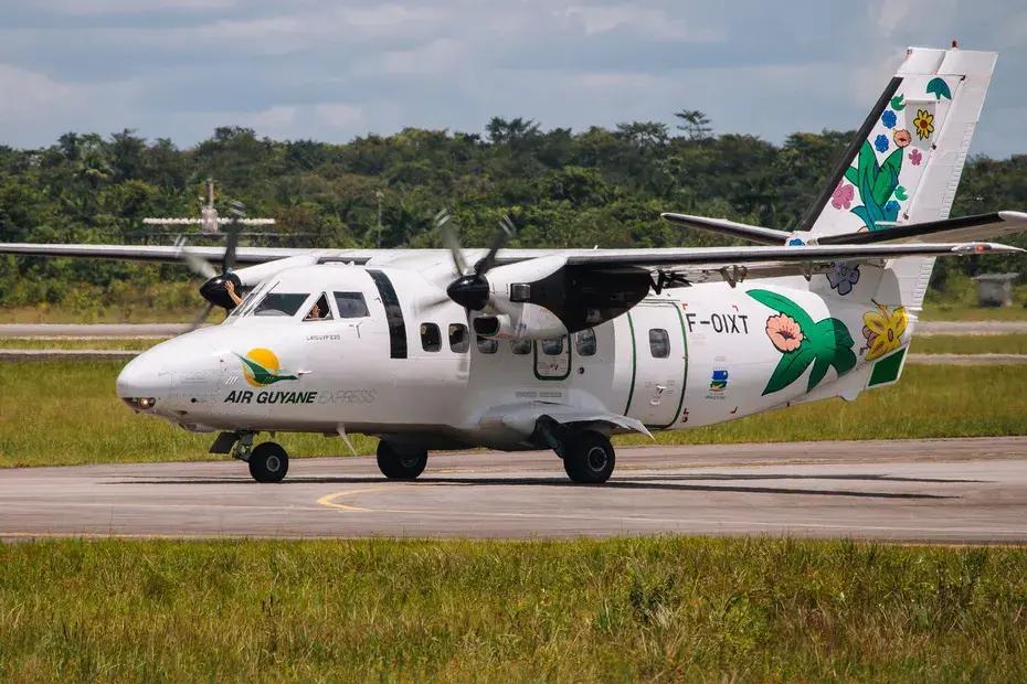 resca_media's tweet photo. ✈️ C'est la fin pour #AirGuyane, #AirAntilles est reprise par la Collectivité de Saint-Martin.
Le tribunal de commerce de Pointe-à-Pitre a prononcé, ce vendredi 29 septembre, la reprise d'Air Antilles. Air Guyane a quant à elle été liquidée. Pour rappel, plus aucune offre de reprise ne concernait la compagnie Guyanaise.
L'offre prévoit la reprise 55% des salariés d'Air Antilles et de 4 avions. La prise de commande sera effective au 1er octobre.
↪️ Selon MoNews, la Collectivité Territoriale de Guyane serait en négociations avec une compagnie aérienne hexagonale pour mettre en place une solution d'urgence.