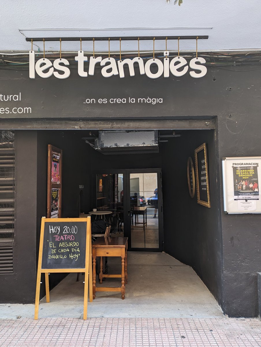trustek's tweet photo. Llegando al local para montar y preparar el escenario para la actuación de hoy a las 20:00 en Les Tramoies en Dénia. https://t.co/UUsBHGpsfO