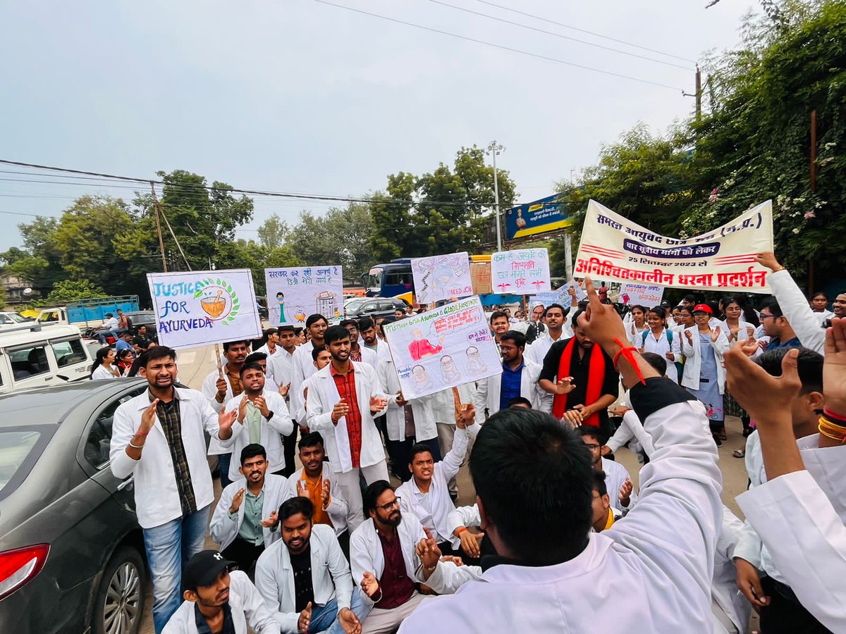 Narendr04677981's tweet photo. प्रिय मामा जी @CMMadhyaPradesh पिछले 8 दिनों से समस्त मध्य प्रदेश के आयुर्वेद छात्र अपनी  मांगों को लेकर हड़ताल कर रहे यदि आपने 1–2 दिन में सारी मांगे नही मानी , तो ये सारी छात्र भूख हड़ताल करेंगे और भोपाल आकर सीएम हाउस का घेराव करेंगे इसके जिम्मेदार आप और आपकी सरकार होगी https://t.co/Ld3f5oQgKm