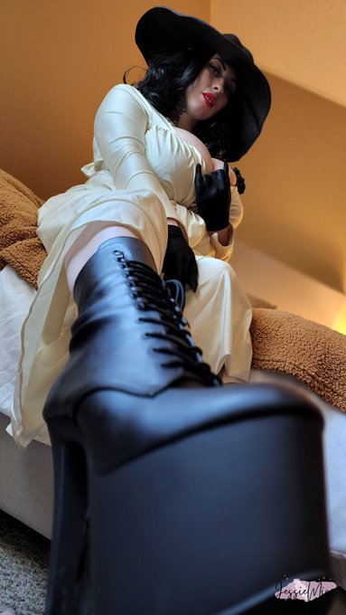 Mommy is here 🥵 https://t.co/yIUcfiSirq