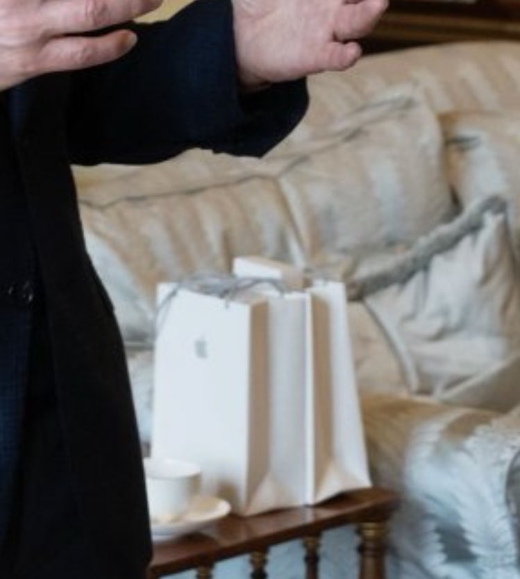 BaronessBruck's tweet photo. Arenโt we glad Tim Cook dropped by Windsor Castle to hand out some #Freebies to Williamโผ๏ธโบ๏ธ๐๏ธ๐ฒ
@KensingtonRoyal @RoyalFamily @leethompsonPR #Merchandise #Marketing #BackScratch #Gifts #Token #Friendship #Deals https://t.co/vpXvhTm2I0