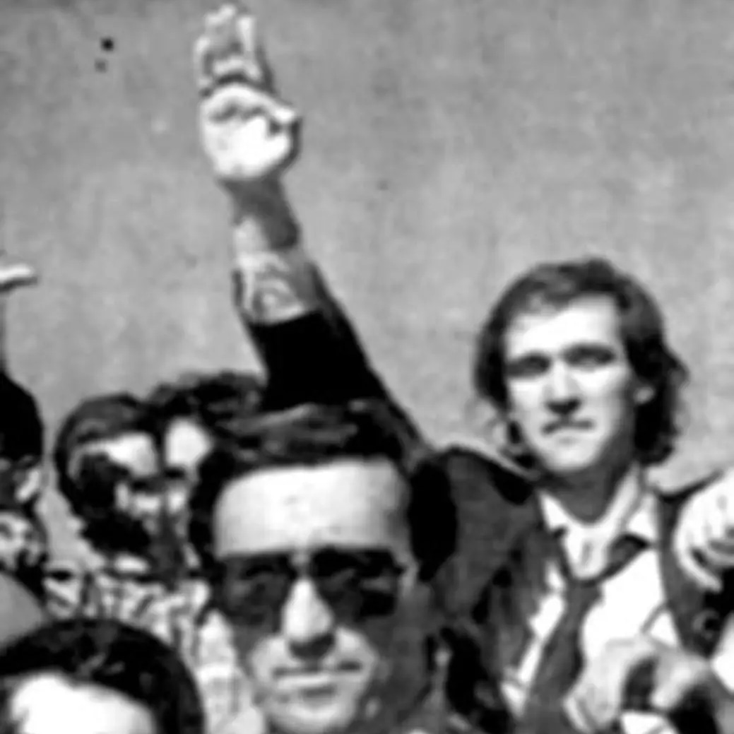 FrancescoFili15's tweet photo. In #Germania se fai il #salutonazista puoi finire in galera per tre anni. 
In Italia se fai il #salutofascista puoi finire per essere promotore di una legge di #memoria pubblica.
[Dietro Fini, un giovane Roberto Menia, primo firmatario della legge per la giornata del Ricordo] https://t.co/6ZqqqjqjC2