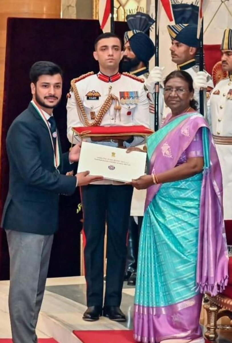 OfficeOfLGJandK's tweet image. Many congratulations to Kifayatullah Malik of Kashmir University for receiving NSS Volunteer Award 2021-22 from Hon’ble President Smt. Droupadi Murmu Ji. His dedication, selfless service to the community is commendable. May you continue to inspire others with your noble work.