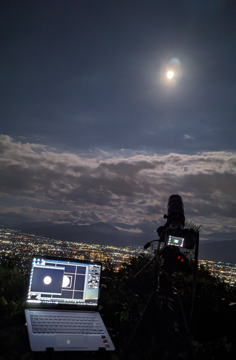 belial2430's tweet photo. #中秋の名月 の月の出は曇り空。≒ 2時間粘って 月が雲の上まで昇るのを待って 撮影開始😆
#満月 #9月の満月 #ハーベストムーン #長野市 #地附山 #長野の車窓から #長野県 #NAGANO #信州 #omsystem #om_system_jp #BORG #71FL https://t.co/pmobv9ZdiT