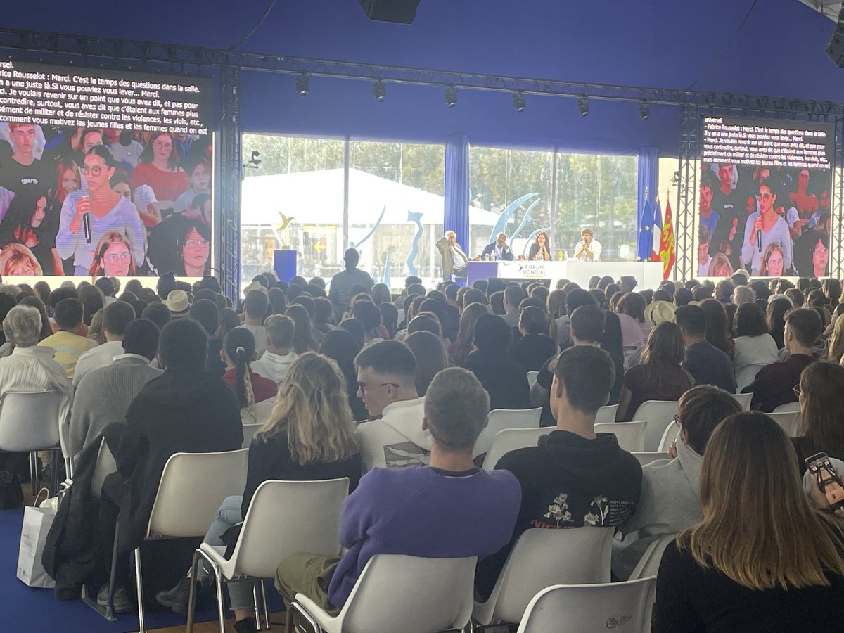 #Normandiepourlapaix A la plénière cette lycéenne interpelle pour qu’on s’occupe plus de la question des viols que des vêtements au collège.