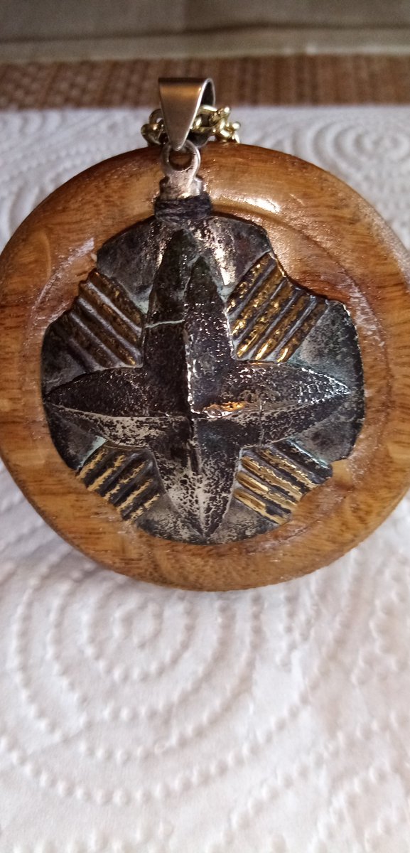 jamesba97086245's tweet photo. @DigItScotland @GUARD_Archaeol @vivstan211240 @BannockburnNTS @bordnagaidhlig Here is a bronze Saltire and star of Bethlehem pendant I found, or to be be concise was given after knowing it was there since aged 5..it was  down in alluvial clay 6ft from the Bannock Burn  On the reverse, tiny letters R: Band below that tiny Lion Rampant https://t.co/ZBN2bdg8ya