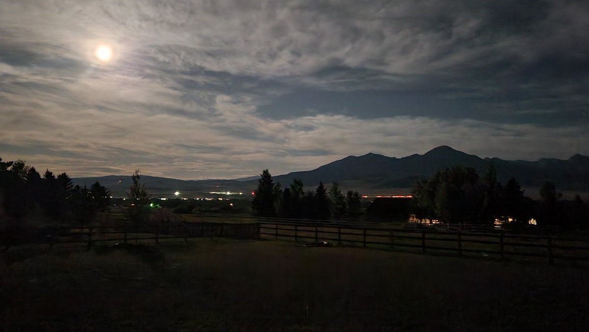 WildMBrands's tweet image. We saw that moon last night over the Absarokas.  Should be really incredible full stage tonight.  

Taken with #AndroidGalaxy.