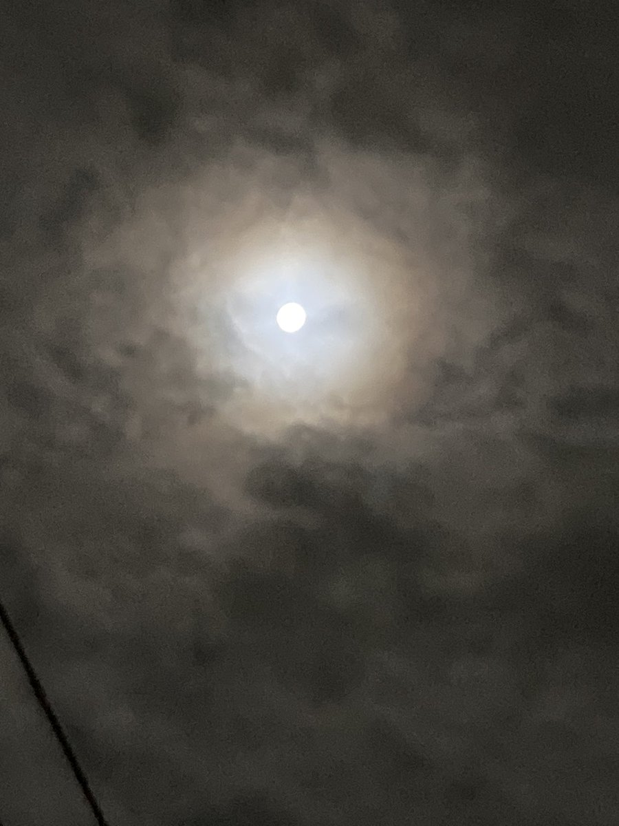 RMC_KP's tweet photo. 帰り道の満月🌕 https://t.co/Knu6fI1sXn