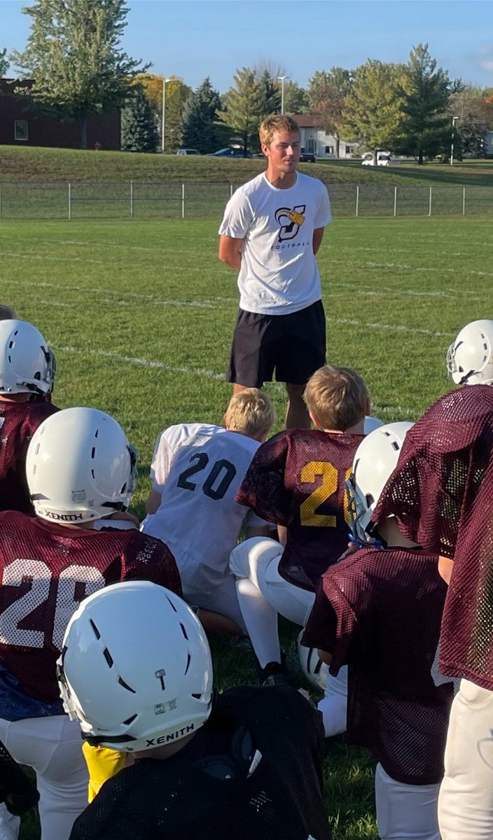 JordanFootball9's tweet photo. A special thank you to Coach Jonathan Draheim for coming to speak to our 5th and 6th grade teams last night. https://t.co/p4xTUDb2JM