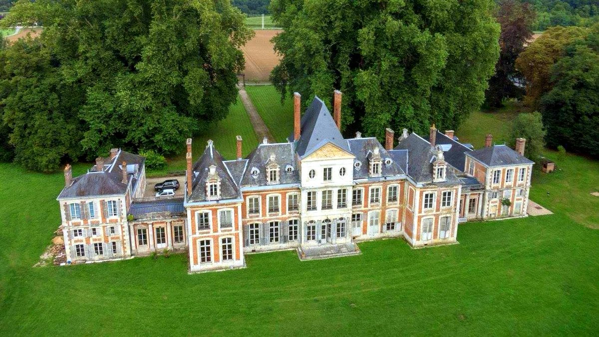 ThereseBaillard's tweet photo. Le #château de #Pinterville fut construit au XVIIe siècle dans l'#Eure en #Normandie sur l’emplacement d’un manoir. En 1248, Saint Louis donne à Guillaume d'Aubergenville, le manoir et la terre de Pinterville. Le château fut habité par Jacques-Henri Bernardin de Saint-Pierre. https://t.co/8a9sem1hZq