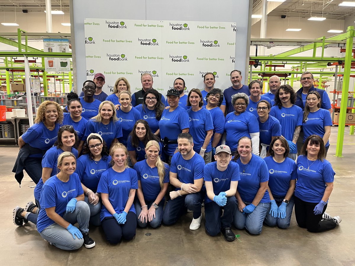 USAP_Updates's tweet photo. Our USAP Houston team members volunteered at the @HoustonFoodBank , sorting and packaging 5lb produce bags. We packed 2,200 bags, 11,000lbs, and provided 9,166 meals to those in need. Let's keep making a positive impact! #USAPCaresWeek #CommunityUnity #HoustonFoodBank https://t.co/88wowMMv8T
