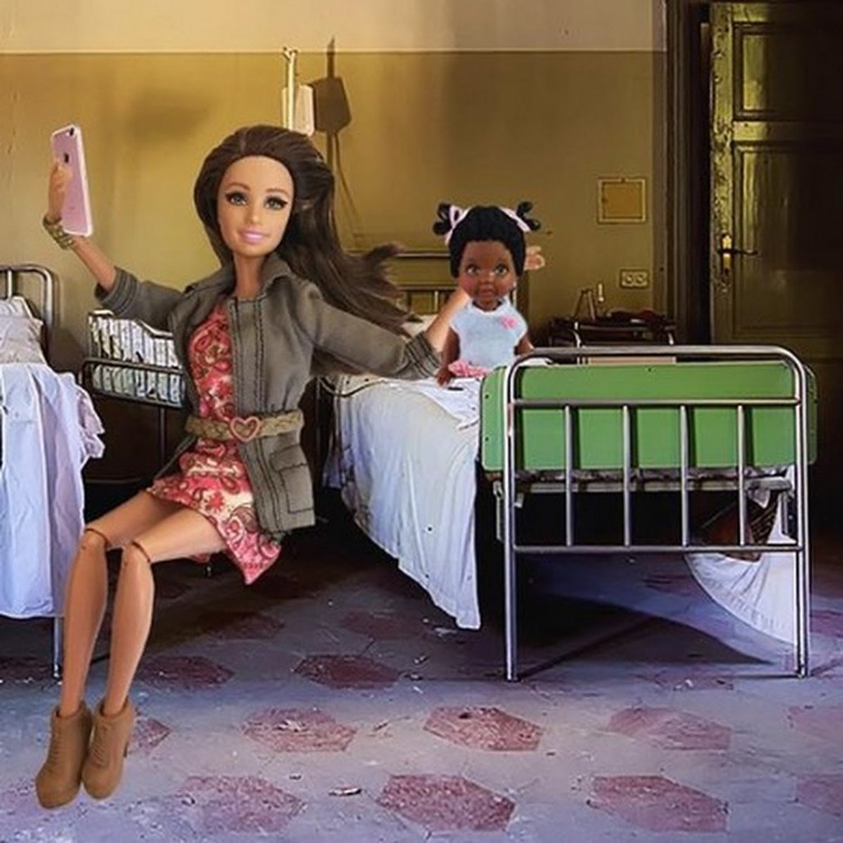 Are we training students in #globalhealth to be "white saviours"?
7 questions: #thread ( 📸: <a href="/Savior_Barbie/">White Savior Barbie</a>)