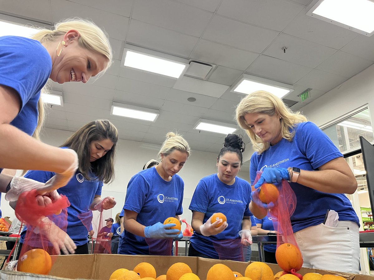 USAP_Updates's tweet photo. Our USAP Houston team members volunteered at the @HoustonFoodBank , sorting and packaging 5lb produce bags. We packed 2,200 bags, 11,000lbs, and provided 9,166 meals to those in need. Let's keep making a positive impact! #USAPCaresWeek #CommunityUnity #HoustonFoodBank https://t.co/88wowMMv8T