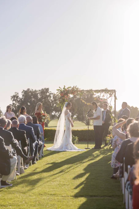 Do I have any mutuals in Los Angeles who need a 90 inch wedding veil? This bitch cost me $200 and I would love to give it to another bride for free. 