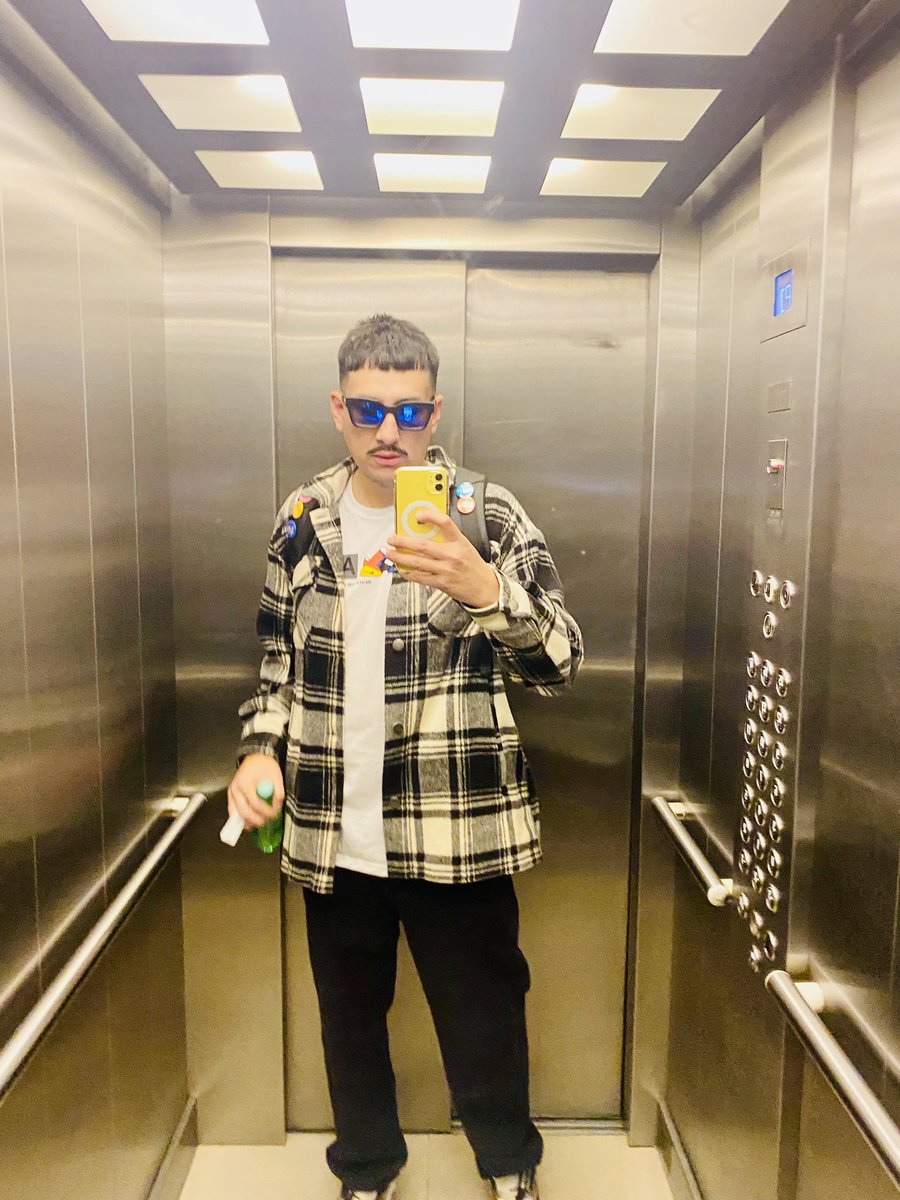 MauriDeveloper's tweet photo. @nerdearla yendooo!!
Pasan por el stand @interbanking y me piden los stickers que la rompen mal !!!
#Nerdearla #Interbanking https://t.co/qla6vGqJMS