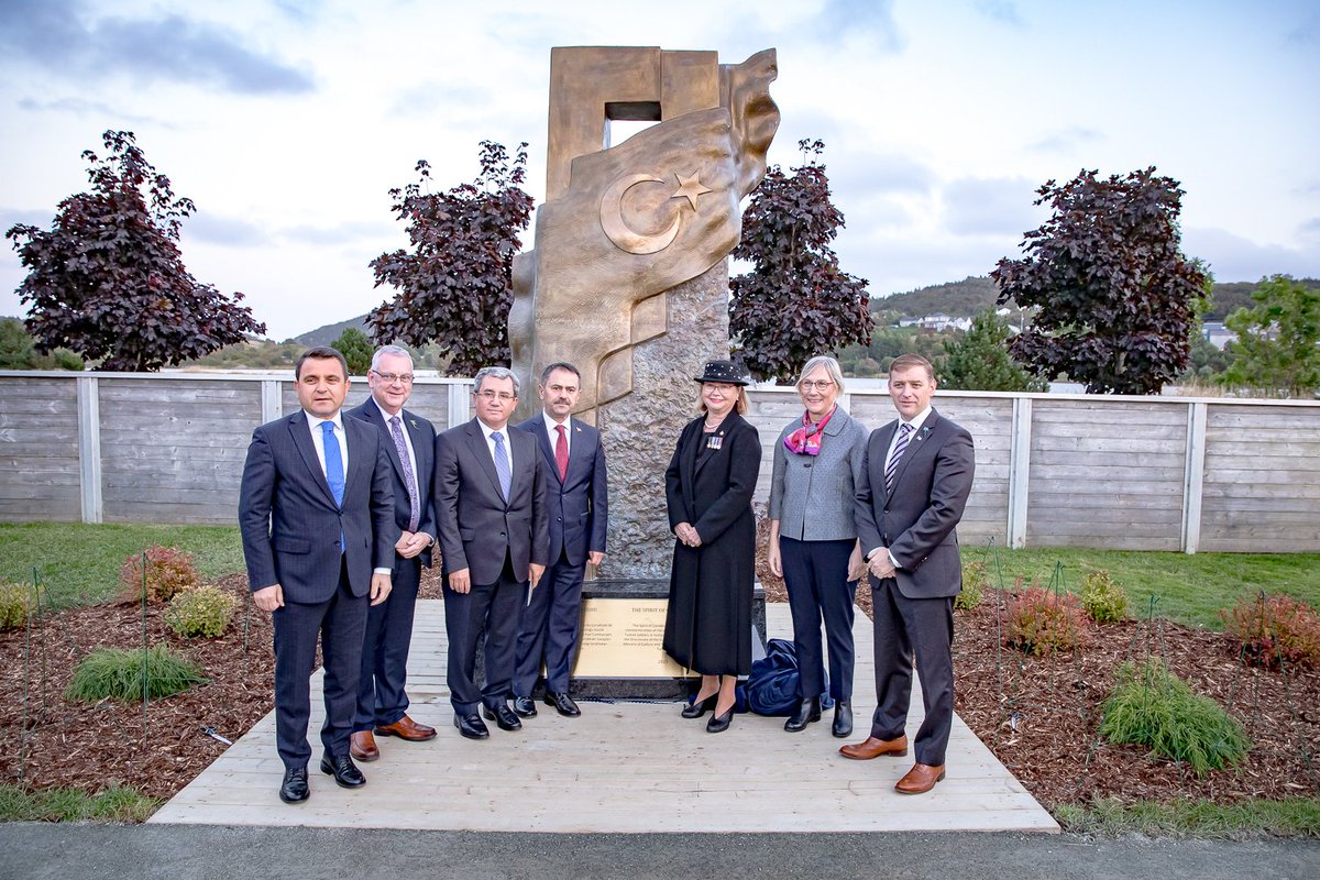 A monument to the #MartyrsofGallipoli, who, like members of the @rnfldrassociatn, laid down their lives for freedom during the #FirstWorldWar, now stands at the #TrailoftheCaribou Memorial Park beside Quidi Vidi Lake in @CityofStJohns. 

More: gov.nl.ca/releases/2023/…
