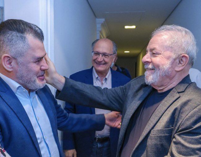 Deus abençoe presidente <a href="/LulaOficial/">Lula</a> que a cirurgia seja um sucesso. Amém !