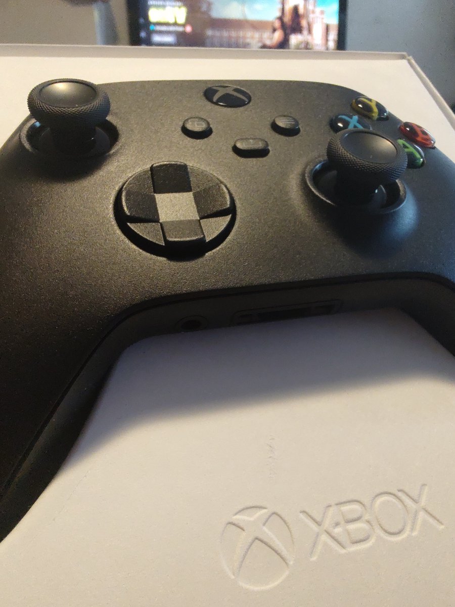 chattydriver's tweet photo. Using my new Xbox controller today, so excited! 

Love the carbon black finish. 🎮🖤 https://t.co/xCyaR82Xs1