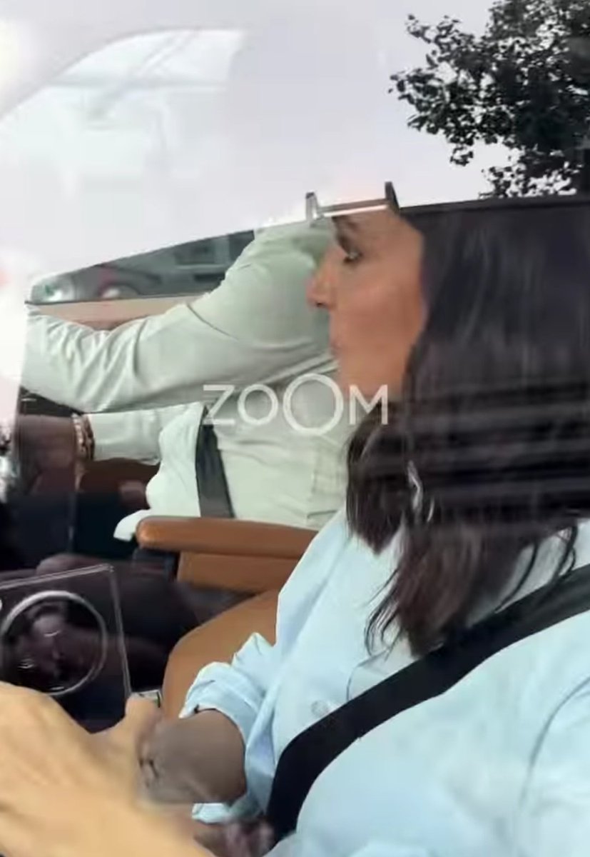 boxtobyte's tweet photo. OnePlus open foldable smartphone is seen with Anushka Sharma, with the OnePlus logo clearly visible.
#OnePlus #OnePlusOpen #OPPO #Android #Android14 #AnushkaSharma https://t.co/PH3XpfEjal