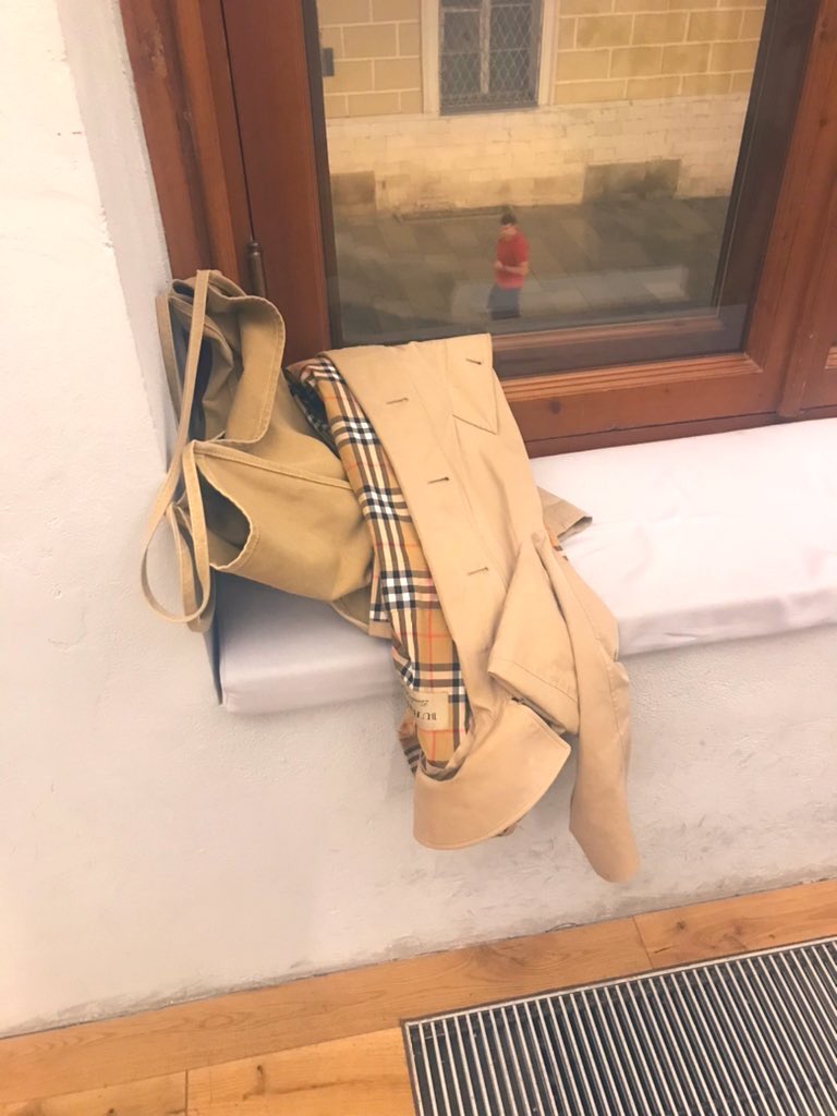 ani_quant's tweet photo. I’m strolling around the office and what do i see…
Oh, my!!….

😇🥰
#GoodOmens2 #GoodOmens #Aziraphael https://t.co/L4RVQXA32M