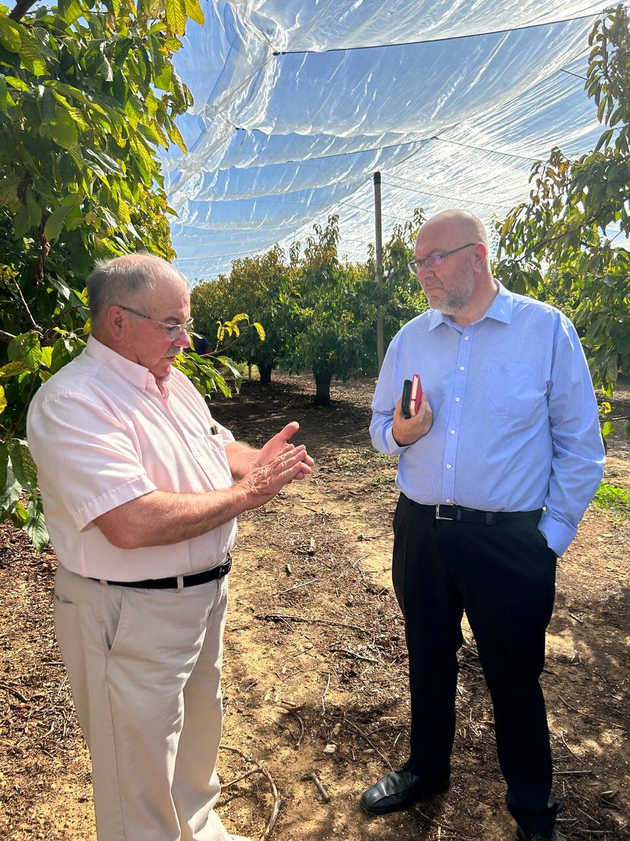 StTRAVERT's tweet photo. Déplacement dans le #Vaucluse à la rencontre des producteurs de fruits et légumes pour un échange sur la  loi d’orientation agricole 
Impasses techniques, irrigation, organisation  filières, plan de souveraineté… autant de sujets pour garantir la compétitivité des exploitations https://t.co/40D2ZmCiMa