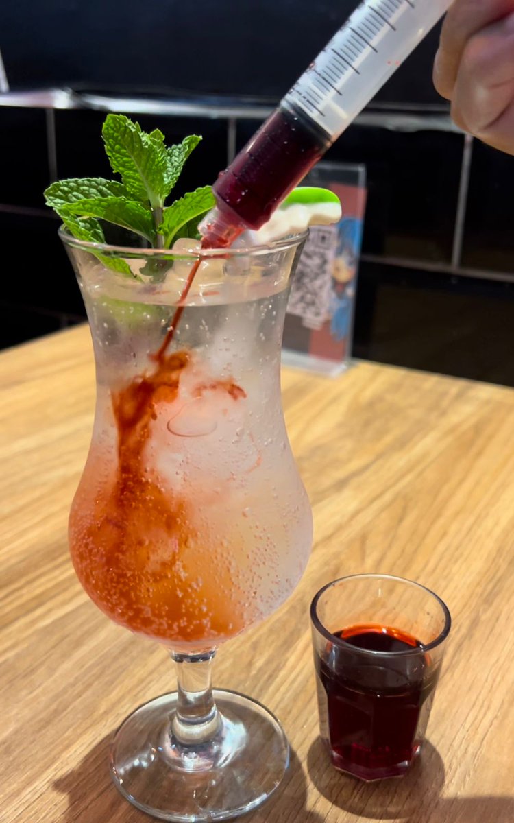 Itens limitados a partir de hoje na Animecoffee. Temos hambúrguer com cheedar de roxo e maionese do Frankenstein. Sobremesa do Drácula e soda de "sangue de  vampiro". 🦇