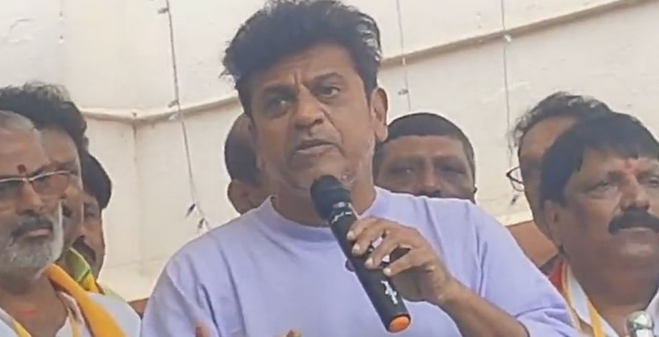 iamgovindraju's tweet image. "ಕನ್ನಡ ಜನ ತುಂಬಾ ಒಳ್ಳೆಯವರು, ಅವರು ಎಲ್ಲಾ ಲಾಂಗ್ವೇಜ್ ಎಲ್ಲಾ ಭಾಷೆಯವರನ್ನು ಪ್ರೀತಿಸುತ್ತಾರೆ. ಎಲ್ಲಾ ಭಾಷೆಗಳ ಸಿನಿಮಾಗಳನ್ನು ನೋಡುತ್ತಾರೆ ಅಂದ್ರೆ ಕರ್ನಾಟಕದಲ್ಲಿ ಒಂದೇನೇ."
#ಕರುನಾಡ_ಚಕ್ರವರ್ತಿ 
#ShivaRajkumar