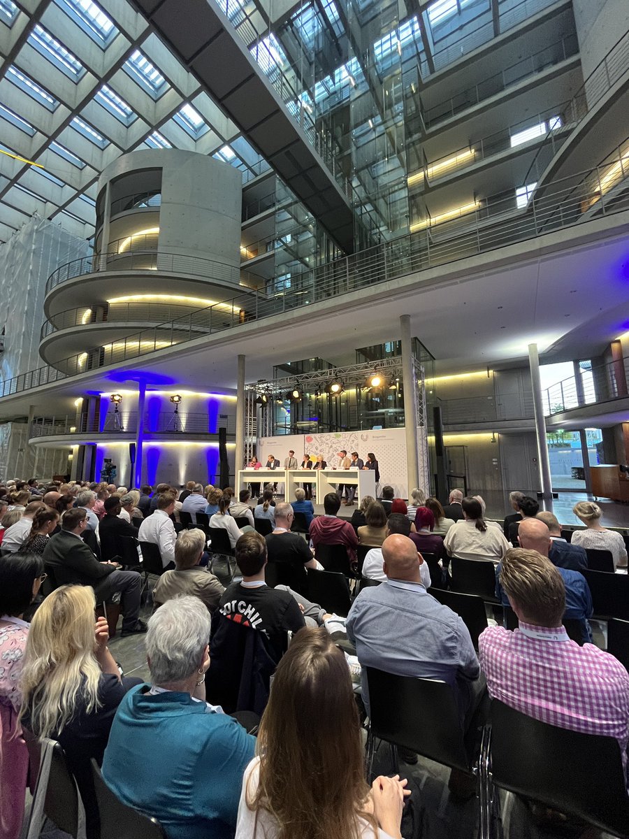 Eröffnung des ersten #Bürgerrates durch die Präsidentin d. Bundestages <a href="/baerbelbas/">Bärbel Bas</a>!

Es geht direkt breit in die Debatte - Currywurst, Landwirtschaft, gesundes Schulessen usw.

Ich bin extrem gespannt, welche Ergebnisse es gibt und nehme dieses Formst sehr ernst!
#Beteiligung 🕊️