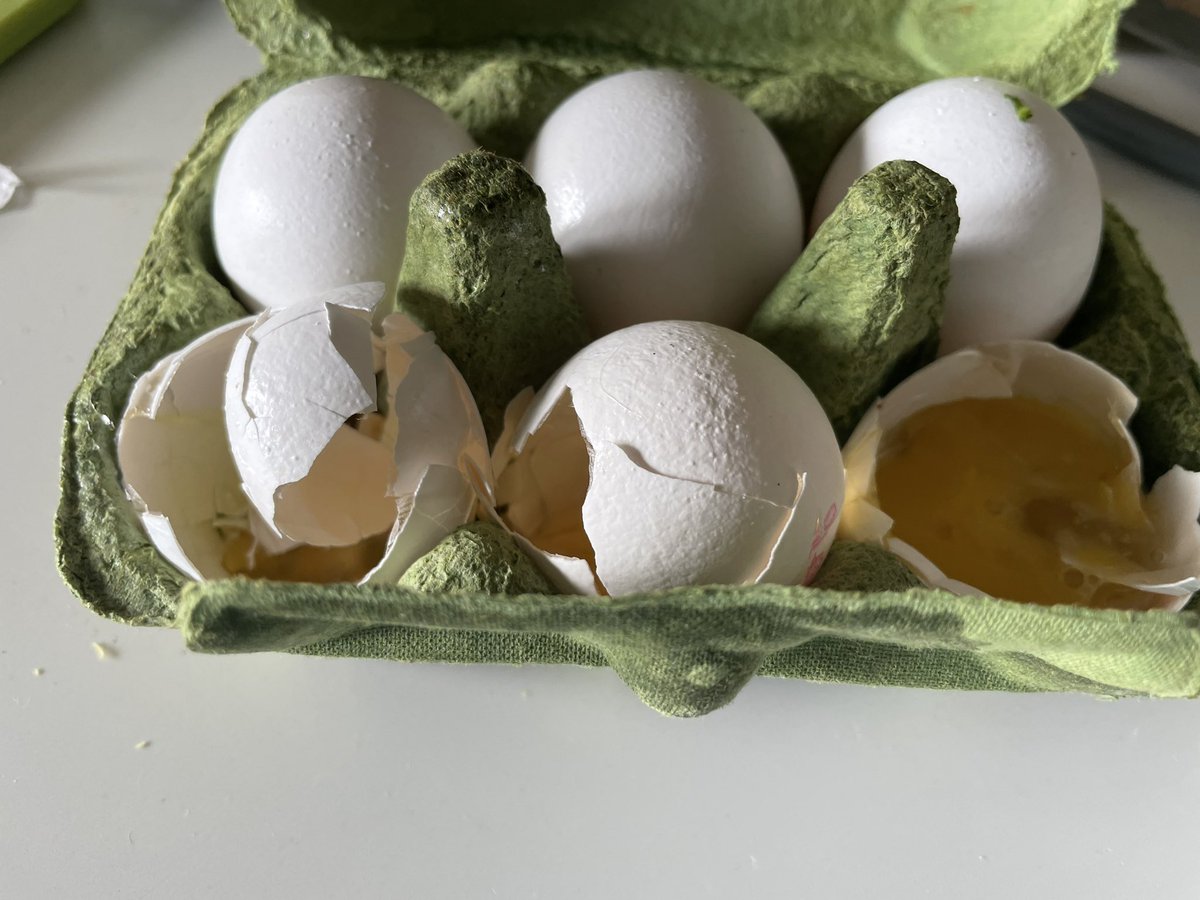 superbeeb's tweet photo. @JumboSupermarkt vriendlief komt echt nu met dit doosje eieren binnenlopen.. allemaal kapot en leeg en een schone tas. Maar geen bon… kan ik hiermee terug? https://t.co/10x68GZ91H