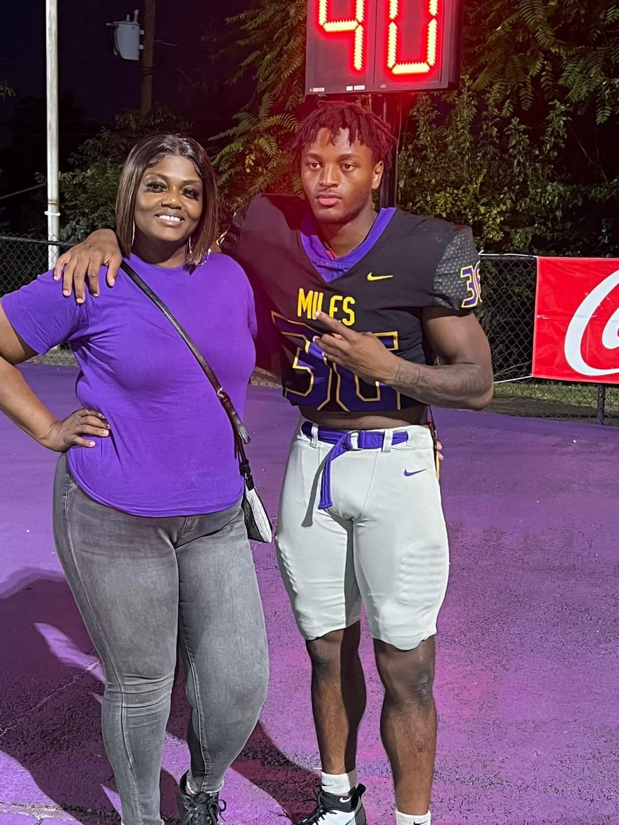 thomas_telisha's tweet photo. Rocking with the kid Forever🤞🏾🤞🏾💜💛💜💛 Go Bears! https://t.co/ZbeNMUIdMN