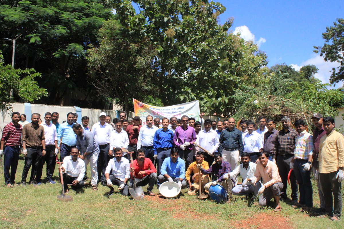 As part of #SwachhtaPakhwara, a massive cleanliness drive was conducted by the Engineering Branch of South Western Railway Headquarters, led by Principal Chief Engineer Shri Ramgopal, at English Medium Railway High School, Hubballi.
#SHS2023 #SpecialCampaign3.0