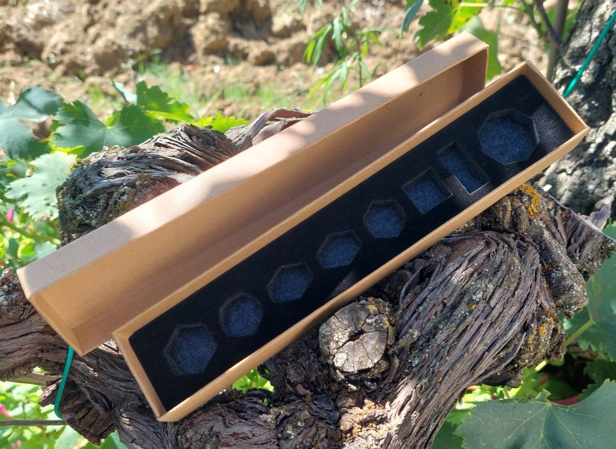 Psygnosis_TNBM's tweet image. Secondo set in effetto Mother Pearl (in foto rende poco) e inking in neon pink. Scatola definitiva con logo (che riprende il colore del set) e taglio laser degli slot per inserire i dadi. As usual tutto home made.

#dungeonsanddragons #dice #rpgdice