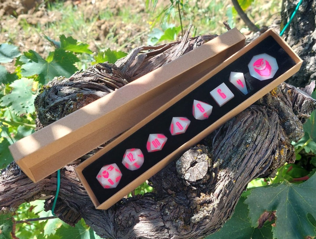 Psygnosis_TNBM's tweet image. Secondo set in effetto Mother Pearl (in foto rende poco) e inking in neon pink. Scatola definitiva con logo (che riprende il colore del set) e taglio laser degli slot per inserire i dadi. As usual tutto home made.

#dungeonsanddragons #dice #rpgdice