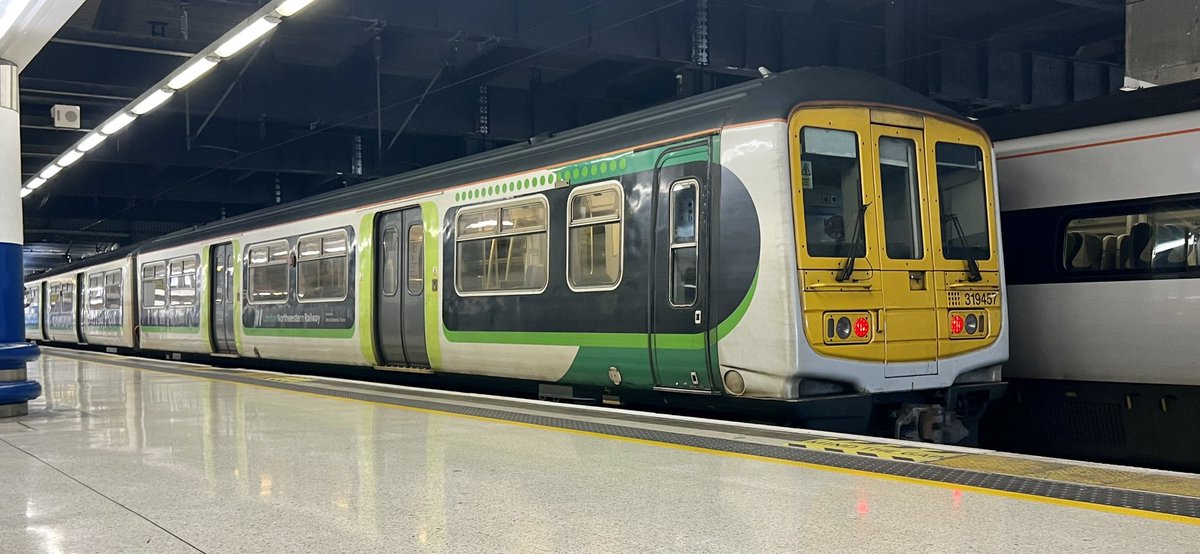 PlatformEdge1's tweet image. Ending the day with a 319 to Watford!

319457 + 319433 stands at Euston ready to form a service to Milton Keynes #Class319