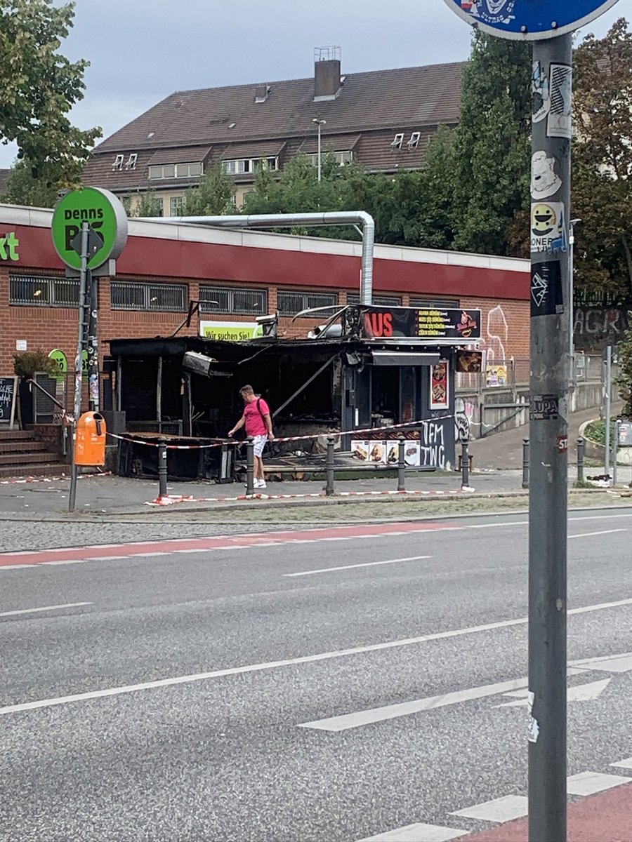 Der Imbiss Dürüm Haus in der Karl Marx Str/ S Neukölln ist diese Woche abgebrannt. Weiß jemand mehr darüber? Laut Medien wird gegen Brandstiftung ermittelt. Leider kann man rechten Anschlag sicher nicht ausschließen, deshalb die Frage: wisst ihr was ?