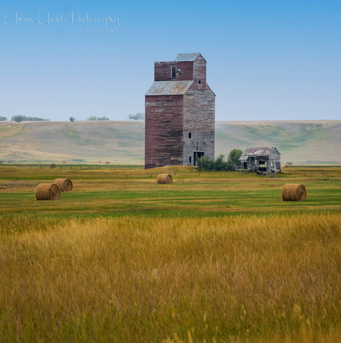 Went to #saskatchewan🇨🇦 #Canada for an #abandoned #tour. 😍🚐 #grainelevator #americana #greatplains #Travelphotography #abandonedplaces #abandonedphotography #urbex #thephotohour #nikonusa #creators #natgeophotos #natgeo @backroad_visions #natgeoyourshot @discovery @riyets