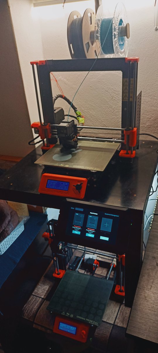 Medvjed's tweet image. Upgrade regálů na Prušovky téměř hotov. Ještě držáky kamer a #klipper3d pokusy můžou začít.