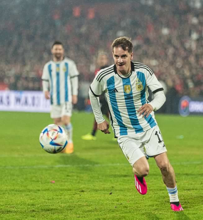 Quién es el que me mira de atrás? Se está riendo de mí o se está deleitando por el trato que le doy a la caprichosa?Como sea, voy a empapelar toda mi casa con esta foto.