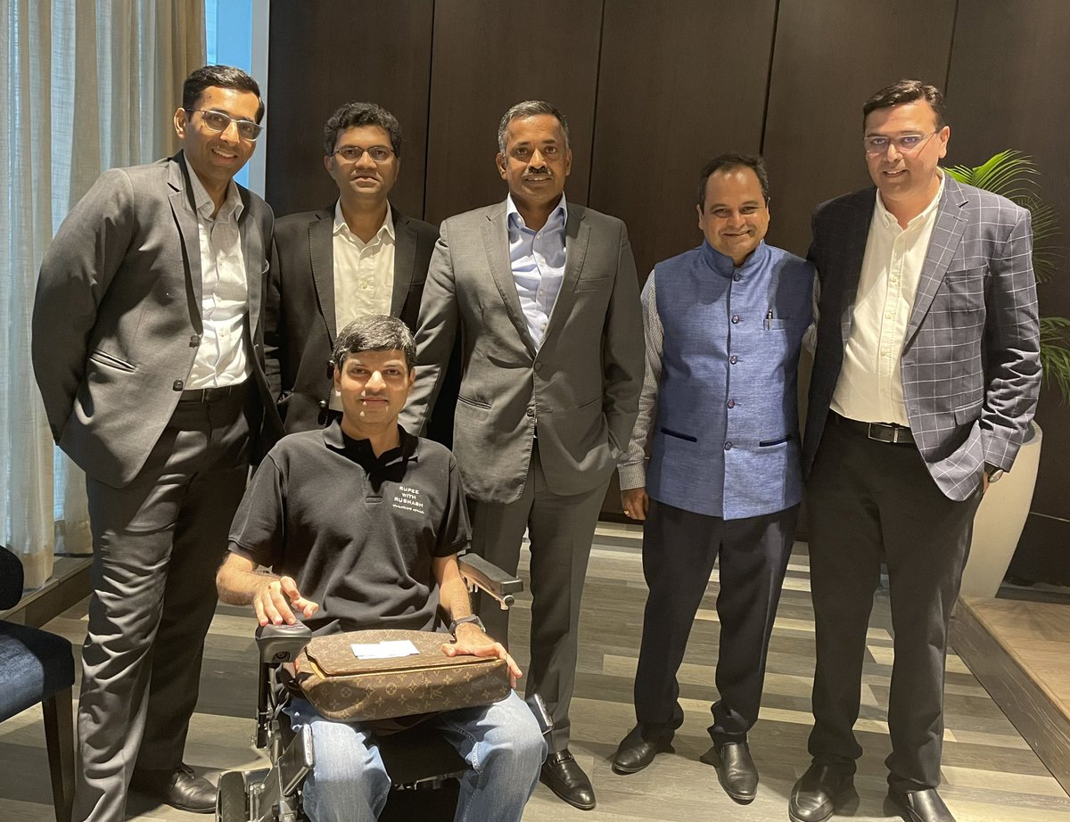 rooshabh11's tweet photo. A privilege to have a super insightful one on one meeting with the senior leadership team of @AxisMutualFund. L to R - Mr Ashish Gupta (CIO), Mr Shreyash Devalkar (Equity Head), Mr B Gopkumar (CEO), Mr Raghav Iyengar (CBO) &amp; Mr Devang Shah (Debt Head). Axis Mutual Funds Sahi Hai https://t.co/ZAvlaPTgrN