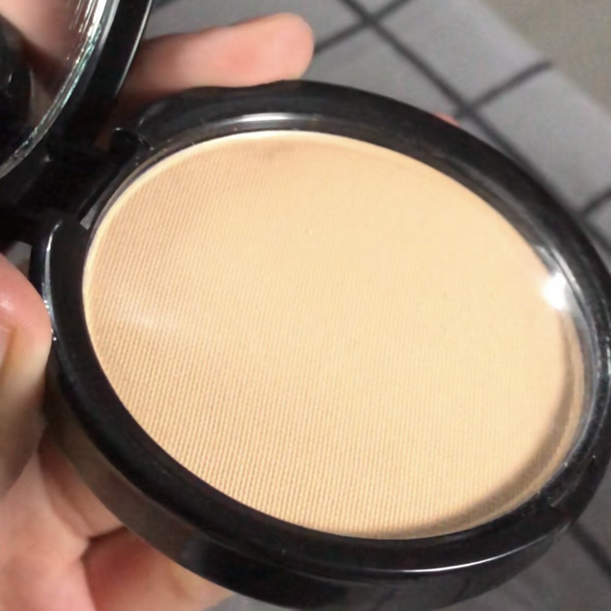 sarah_ramadanti's tweet photo. Rekomendasi bedak padat dari OMG Two Way Cake yang mantep banget. Coverage nya medium dan bisa banget dipakai sehari-hari.  Gak bikin dempul gitu.  

Bisa beli disini:
https://t.co/xNfUQJG59r

#bedak #twowaycake #bedakpadat #makeup #racunmakeup https://t.co/KTebAR7UWg
