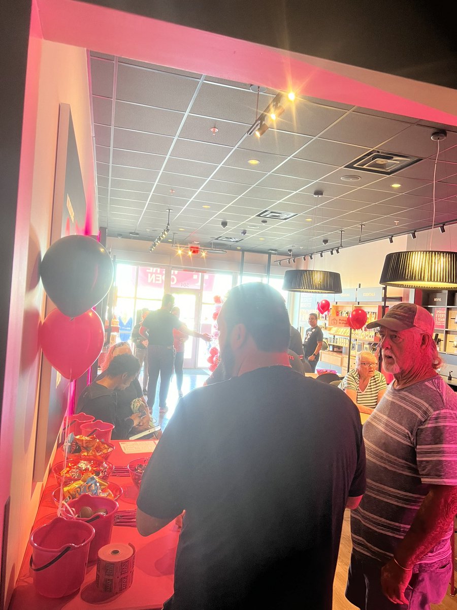morganlynn4711's tweet photo. Itβs a great day to have a grand opening and connect with the community! Congrats @Tony_Tmobile on your incredible new location! Your team has worked so hard to be there for the Panama City community and spread the 5G loveπππ #GoGrowWin @MitchClabeaux @emilynellf @CataVallejo3 https://t.co/35mtYwU4tU