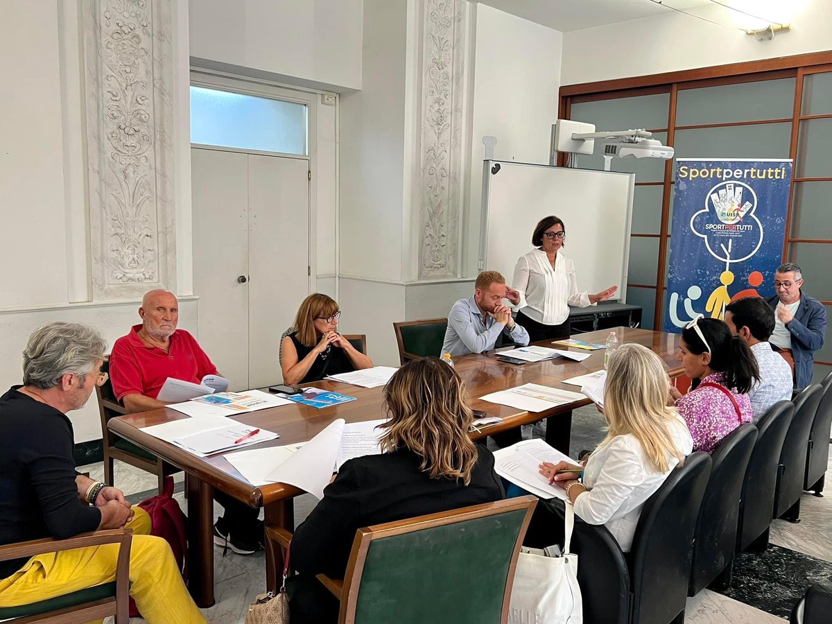 uispcampania's tweet photo. Living lab del progetto #UispCampania #sportpertutti nella sede del comune di Napoli. Al centro della tavola rotonda la creazione di un percorso formativo rivolto a chi è in uscita dagli istituti di pena, favorendo in tal modo il reinserimento in contesti sociali. @UispNazionale https://t.co/IUeeaVP0xS