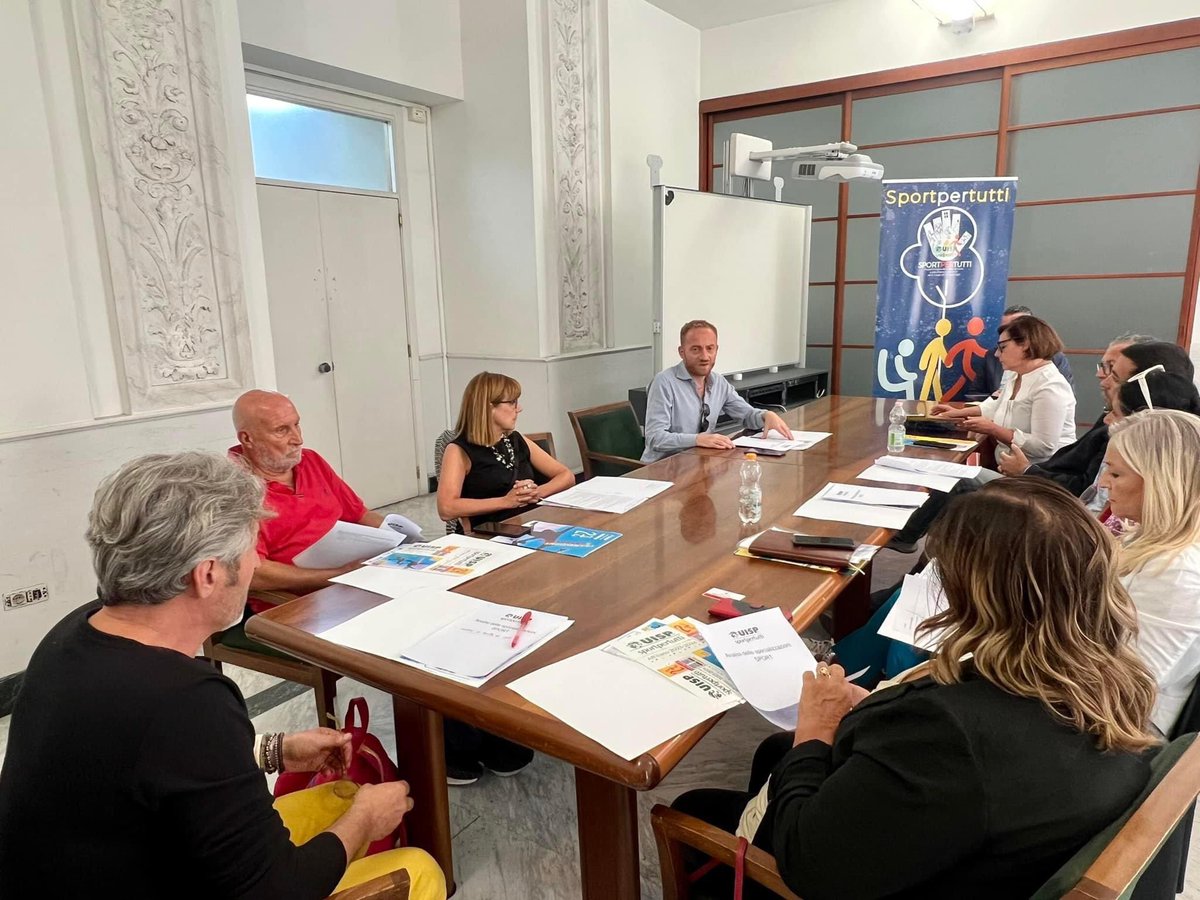 uispcampania's tweet photo. Living lab del progetto #UispCampania #sportpertutti nella sede del comune di Napoli. Al centro della tavola rotonda la creazione di un percorso formativo rivolto a chi è in uscita dagli istituti di pena, favorendo in tal modo il reinserimento in contesti sociali. @UispNazionale https://t.co/IUeeaVP0xS