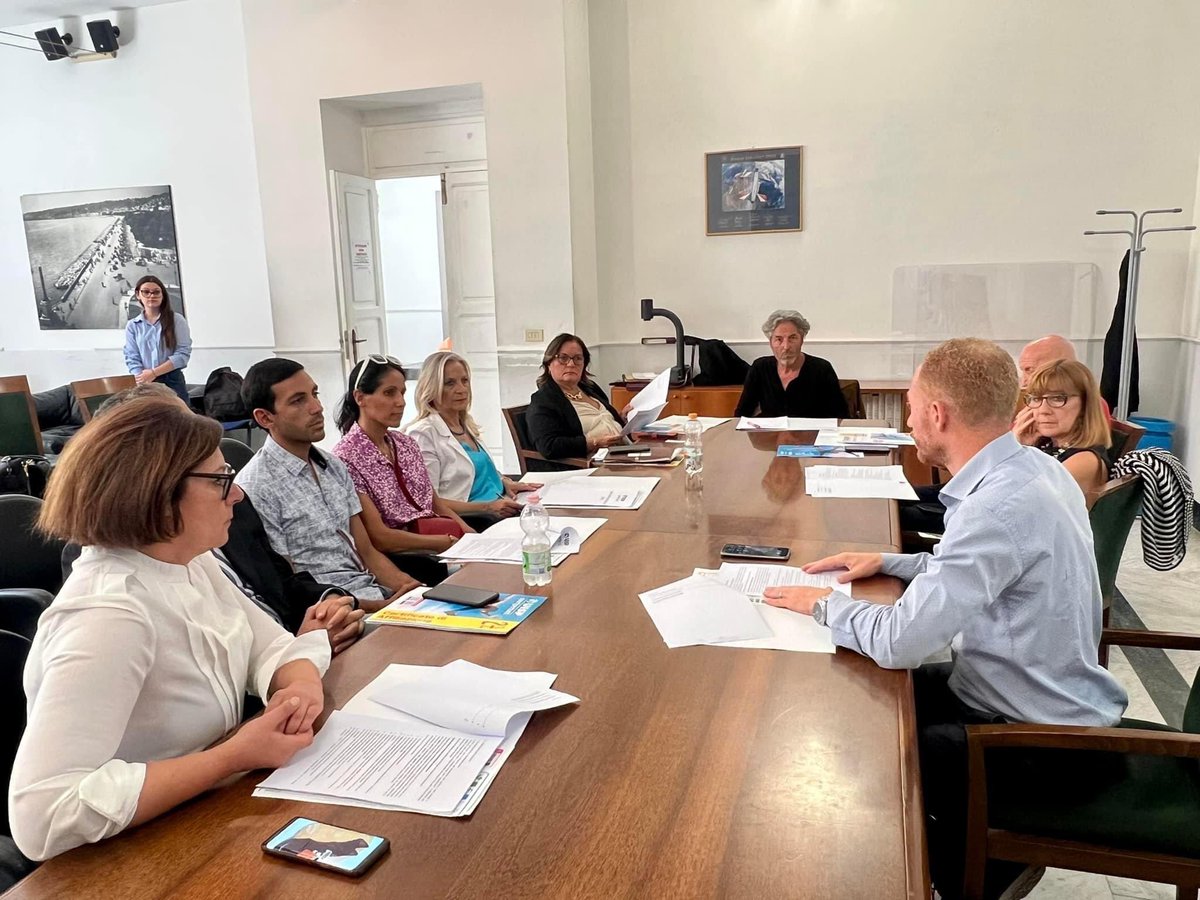 uispcampania's tweet photo. Living lab del progetto #UispCampania #sportpertutti nella sede del comune di Napoli. Al centro della tavola rotonda la creazione di un percorso formativo rivolto a chi è in uscita dagli istituti di pena, favorendo in tal modo il reinserimento in contesti sociali. @UispNazionale https://t.co/IUeeaVP0xS