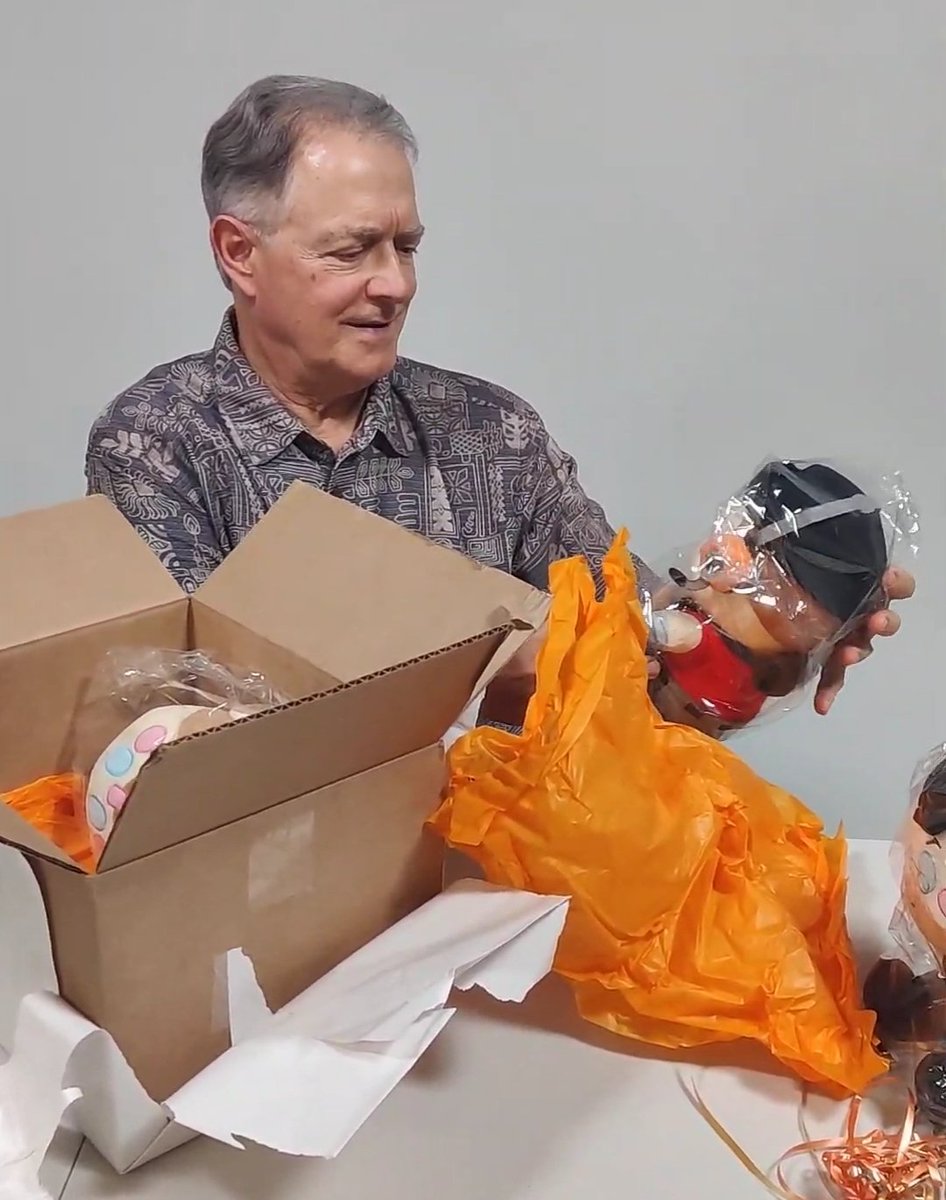 NibletsCriblet's tweet image. I'm so happy that I got to gift my plushies to the #TeamFortress2 voice actors! Seeing their faces as they open their gifts makes my heart swell. 💖

Thank you so much to @ShorKtf2 and several others for helping to make this possible! I couldn’t have done it without you! #TF2