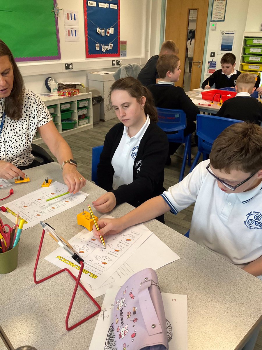 islwynsrb's tweet photo. Sirhowy continued our Rise of the Robots topic in earnest this week. We looked at magnets and how they work, made electrical circuits and even found time for some basketball skills in the sports hall! There was a visit out on Friday tooโฆ #allinaweek #toobusylearning https://t.co/GIjr11aR9O