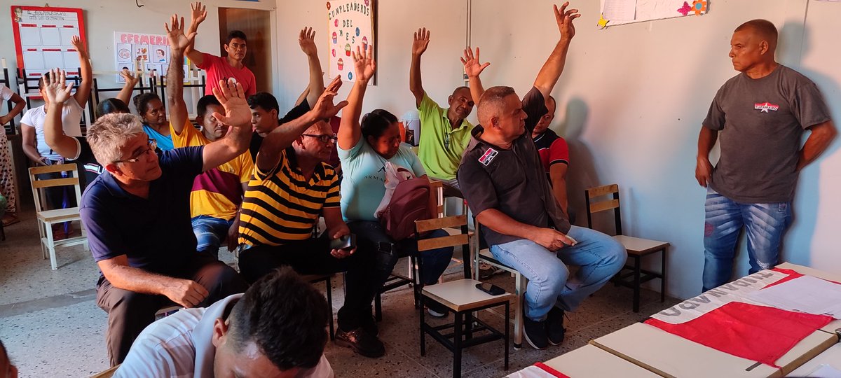 tupa_tv's tweet photo. Seguimos avanzando en el fortalecimiento de nuestra Organización Política TUPAMARO. El compromiso es de todos. "¡Leales Siempre!"

¿Y DÓNDE ESTÁN LOS TUPAMAROS?
¡APOYANDO A NICOLÁS!

#VenezuelaDeValoresYCultura @NicolasMaduro @dcabellor @WBenavides_MRT @TupamaroMRT https://t.co/WOj1Zj7Dps