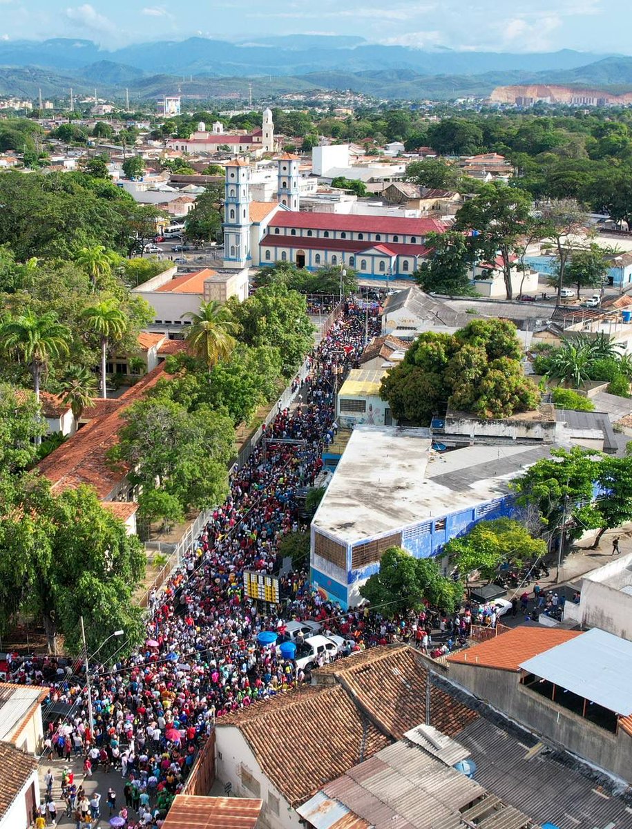 NicolasMaduro's tweet photo. La juventud luchadora del estado Sucre llenó las calles de la hermosa Cumaná de fuerza, alegría y optimismo. Sepan que cuentan conmigo para seguir construyendo la Patria buena de oportunidades y crecimiento. ¡Vamos adelante juventud sucrense! https://t.co/grarVTqeF9