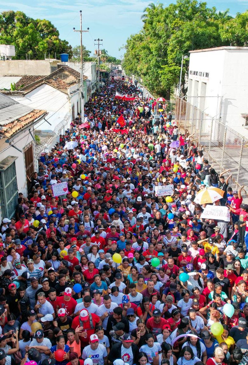 La juventud luchadora del estado Sucre llenó las calles de la hermosa Cumaná de fuerza, alegría y optimismo. Sepan que cuentan conmigo para seguir construyendo la Patria buena de oportunidades y crecimiento. ¡Vamos adelante juventud sucrense!