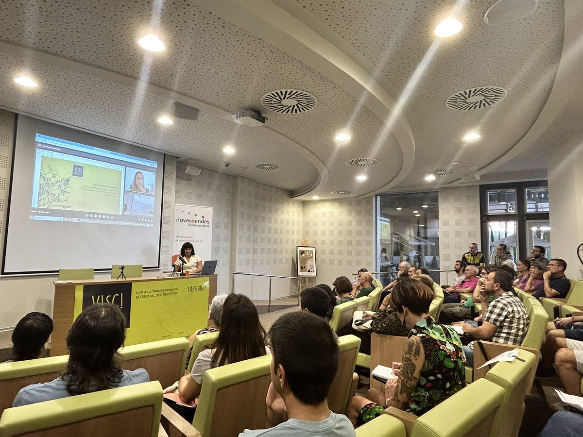 Continuem amb <a href="/evavilaseca/">Eva Vilaseca</a> que, virtualment, ens parlarà sobre la Transició Ecosocial en contraposició amb l’Ecofeixisme i altres models com el New Green Deal o el Capitalisme Verd.

Podeu seguir-la en directe per ací:
youtube.com/live/9AUdNNktz…